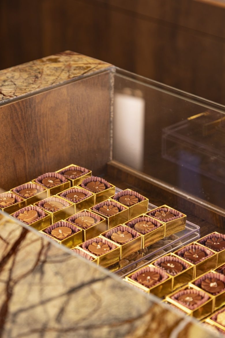 Крупный план конфет в витрине Chocolat Du Jour