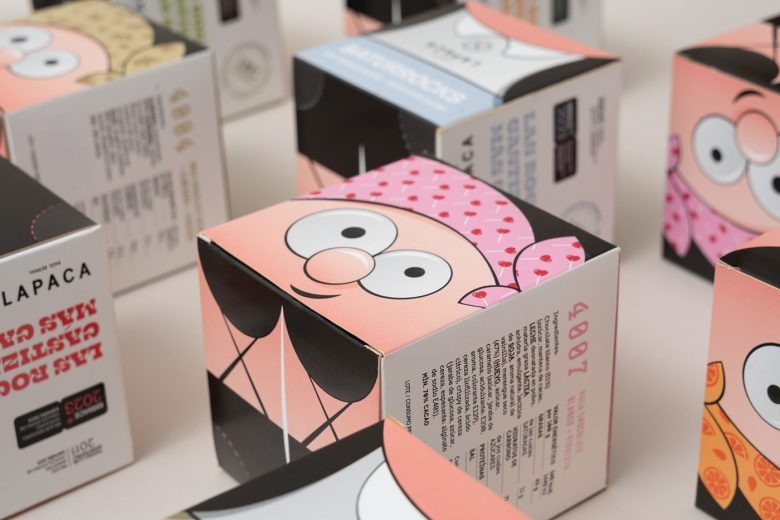 Крупный план коробки с персонажем и открывающейся крышкой LAPACA Baturrocks