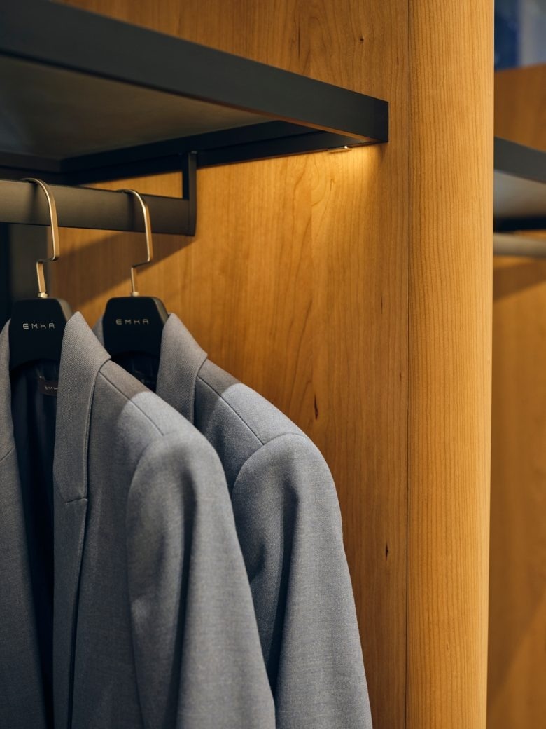 Крупный план одежды на вешалках EMKA store