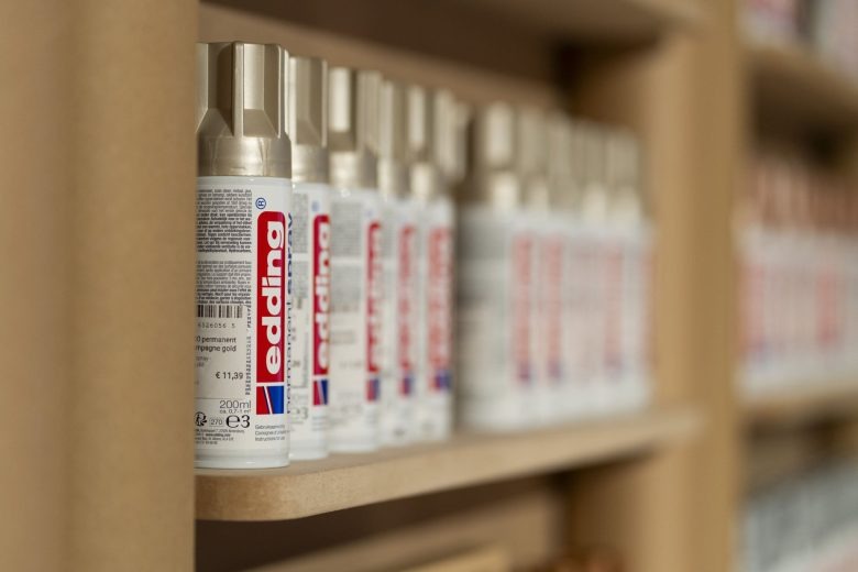 Крупный план продукции на полке Transforming the everyday with Edding