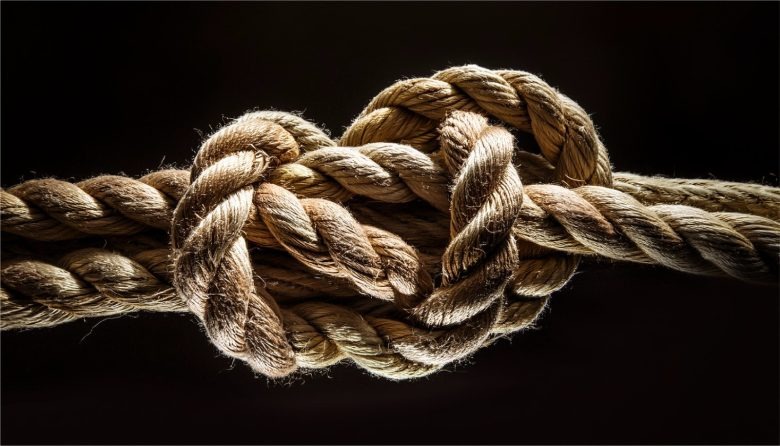 Крупный план узла из веревки на темном фоне Nudo Salvaje Mezcal