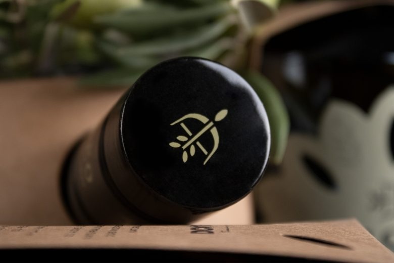 Крышка бутылки с логотипом Deseo olive oil