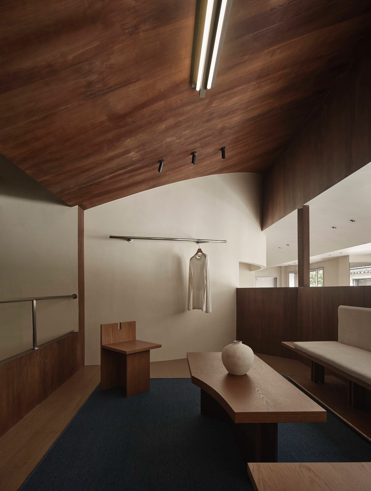 Лаунж зона с деревянным потолком и мебелью Moment Boutique Store