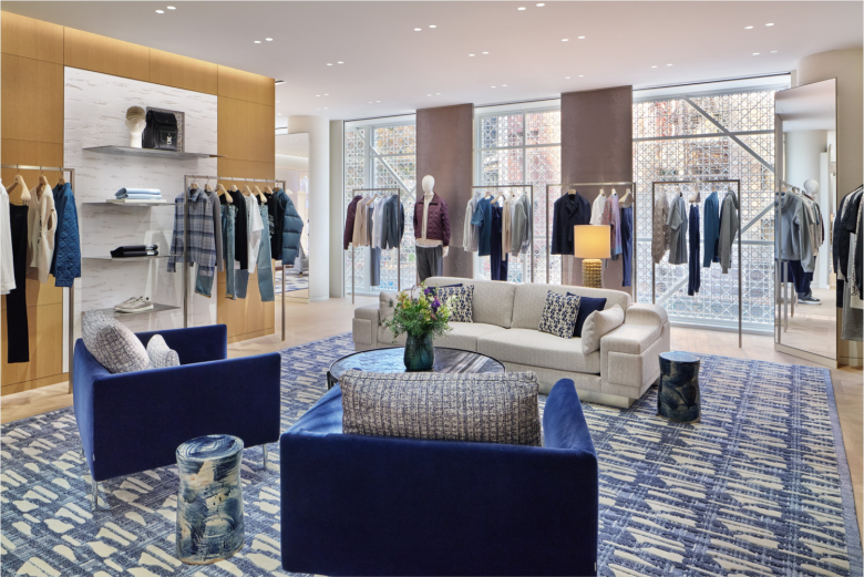 Лаунж-зона с диванами и витринами одежды Dior store