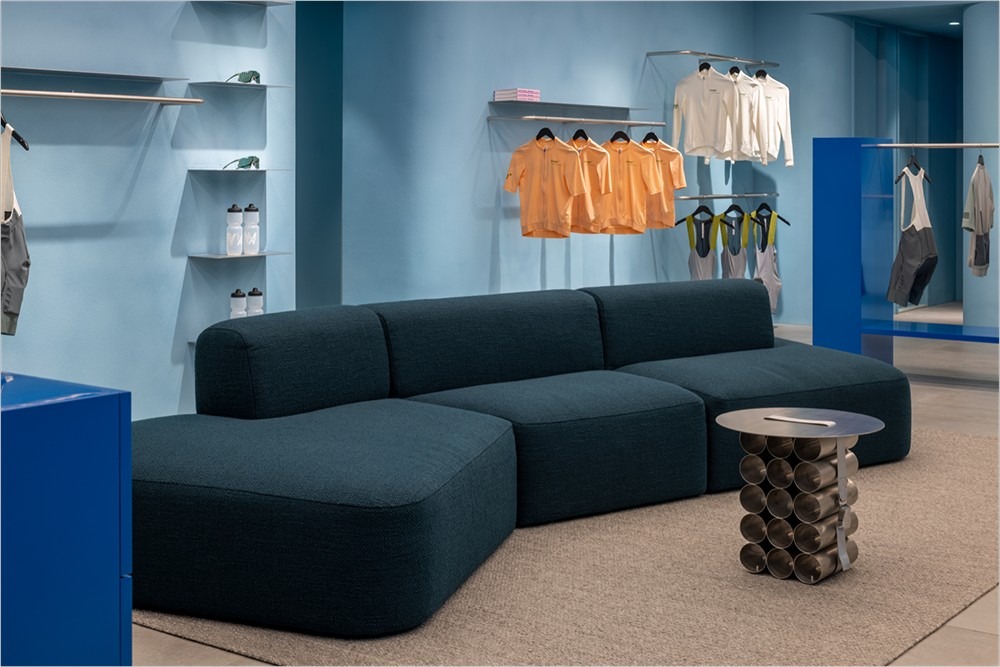 Лаунж-зона с диваном в торговом пространстве MAAP LaB Taipei