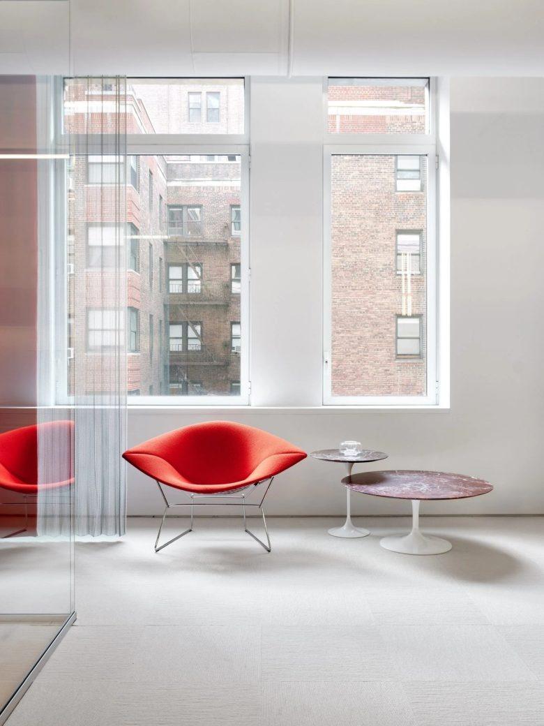 Лаунж зона у окна Knoll flagship showroom