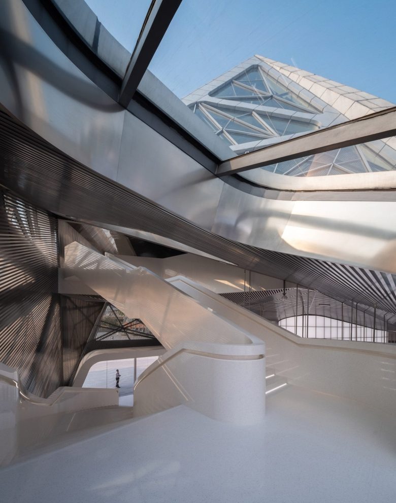 Лестничное пространство с панорамным остеклением DJI flagship store