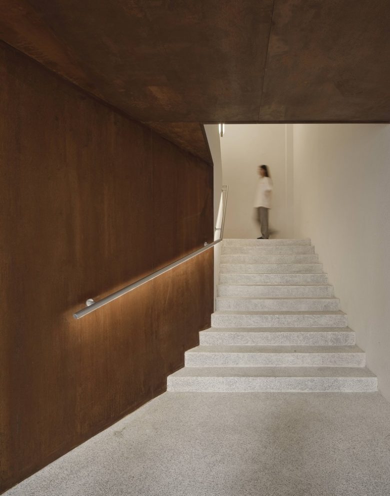 Лестничный проход с деревянной отделкой и человеком Moment Boutique Store