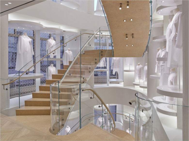 Лестница между этажами Dior flagship store