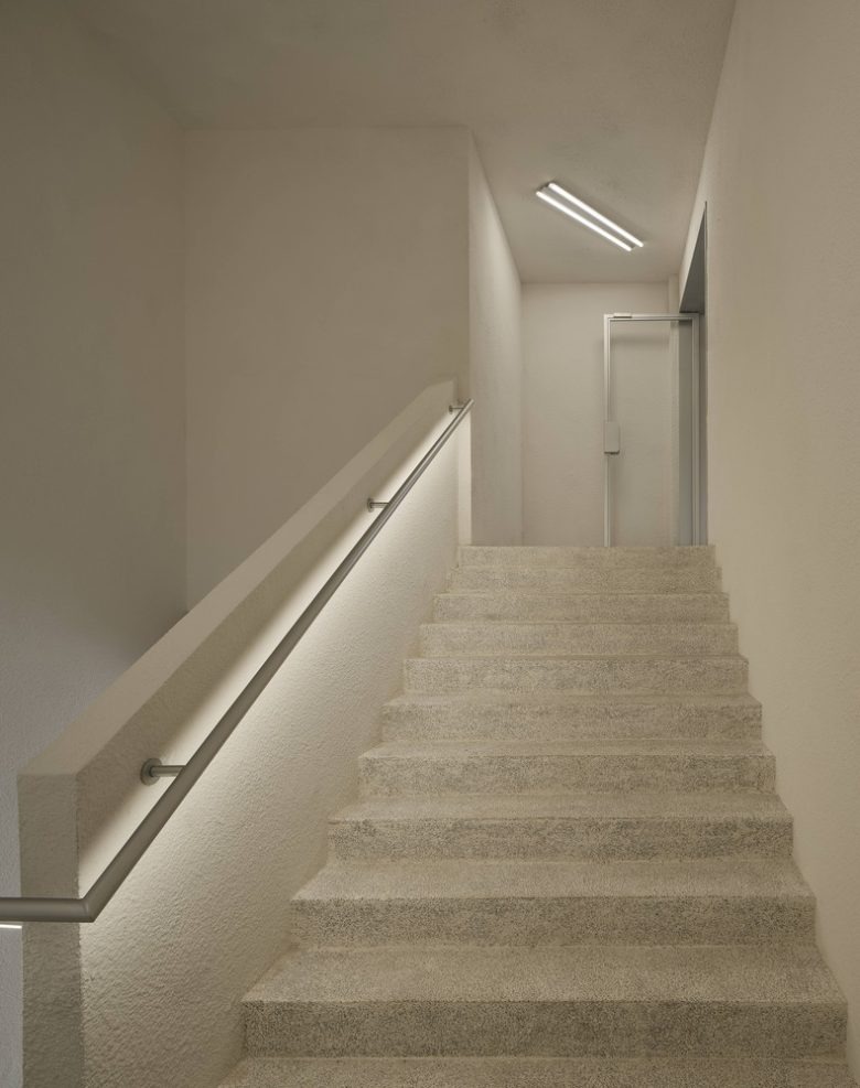 Лестница с минималистичным освещением в интерьере Moment Boutique Store