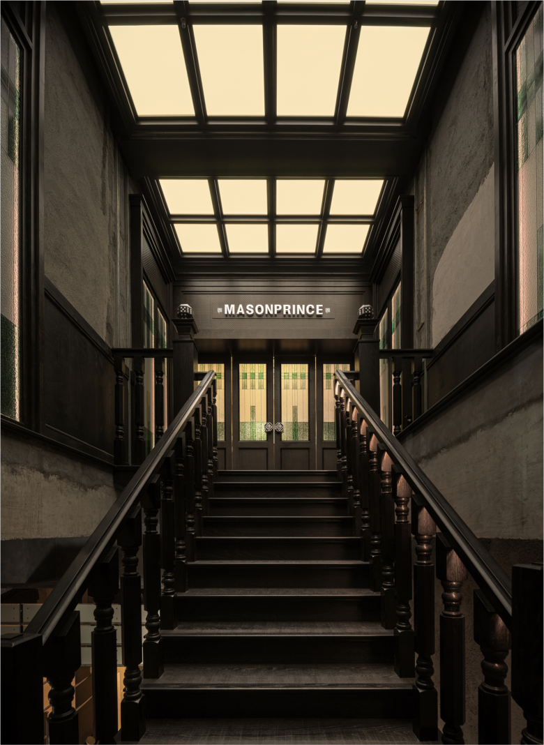 Лестница у входа в магазин MASONPRINCE store
