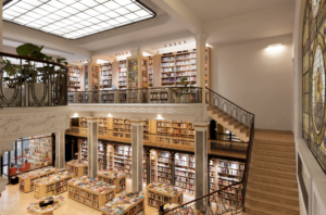 Лестница в книжном магазине