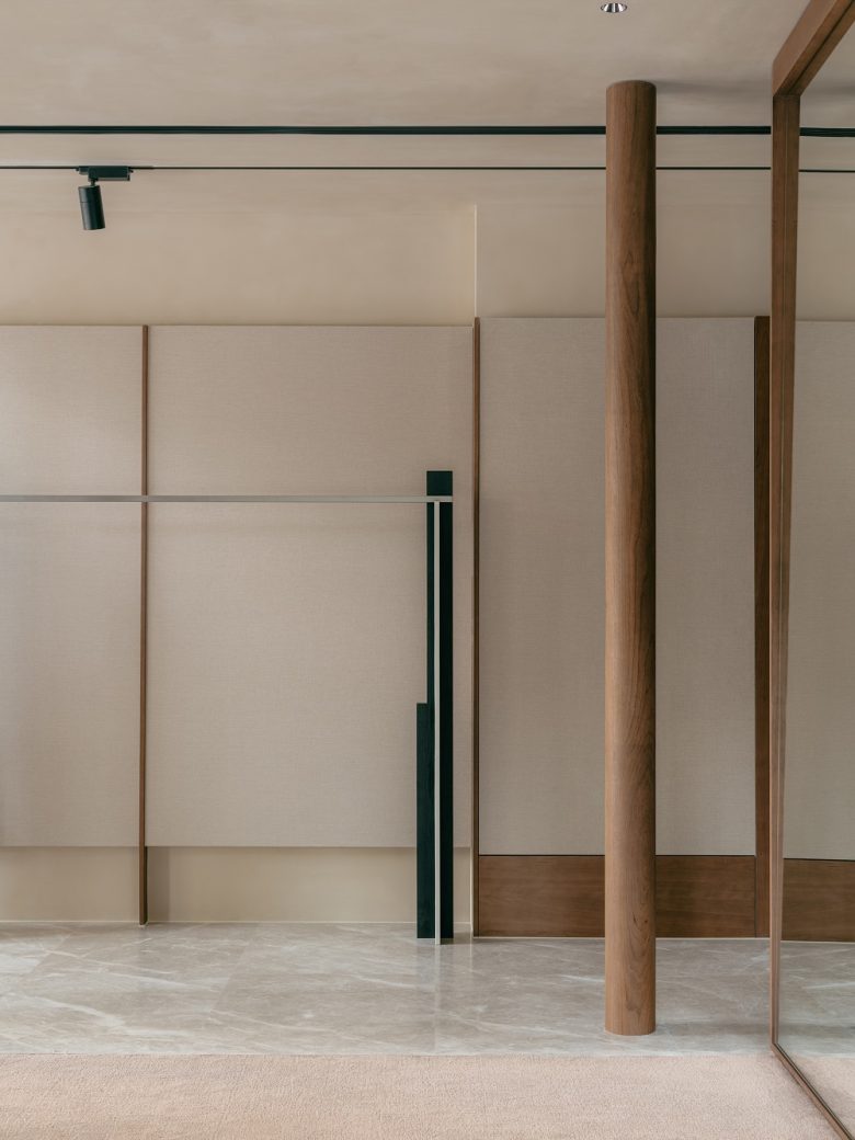 Лестница в минималистичном интерьере магазина Бутик No Such Thing