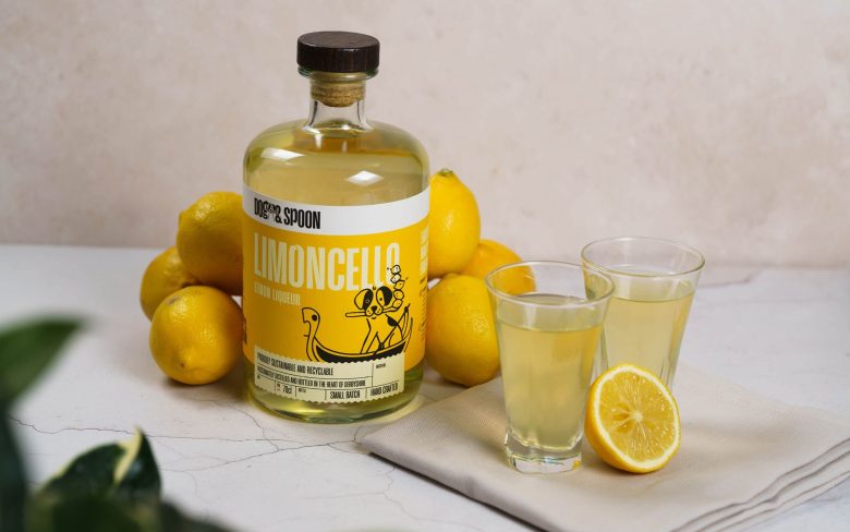 Лимончелло с лимонами и стаканами Dog & Spoon