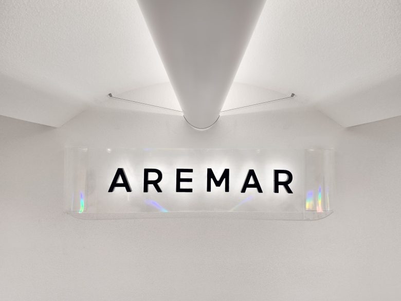 Логотип AREMAR на световой панели в интерьере шоурума AREMAR jewelry Showroom