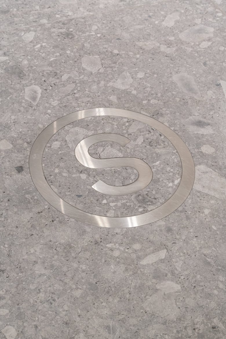 Логотип s на каменном полу SEBO – Minimalism Meets Technology