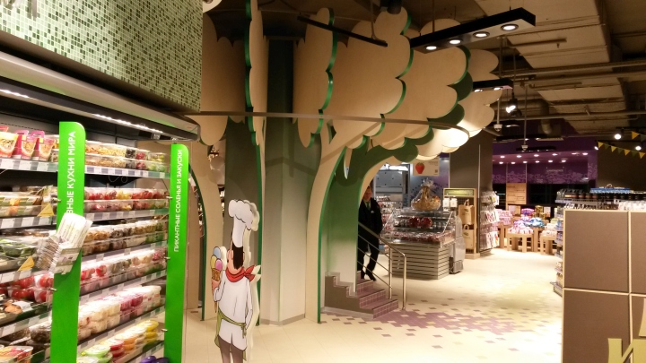 Креативное оформление витрины в супермаркете Azbuka Vkusa в Москве