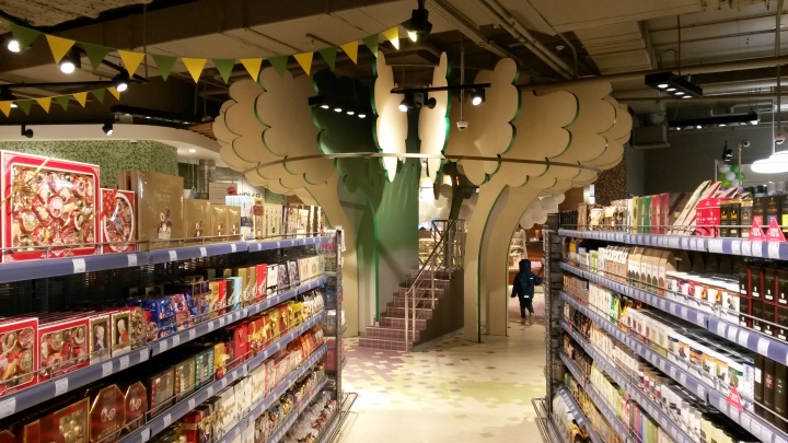 Креативный брокколи в интерьере супермаркета Azbuka Vkusa в Москве