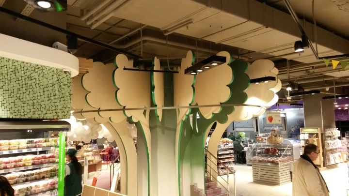 Креативный брокколи в интерьере супермаркета Azbuka Vkusa в Москве