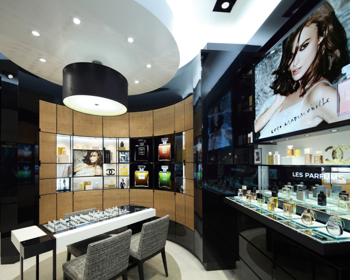 Витрина магазина парфюмерии и косметики Chanel в Лузиане
