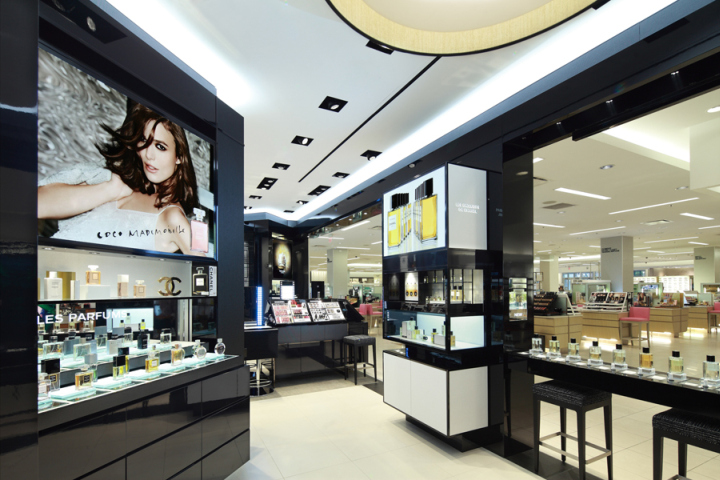 Витрина магазина парфюмерии и косметики Chanel в Лузиане