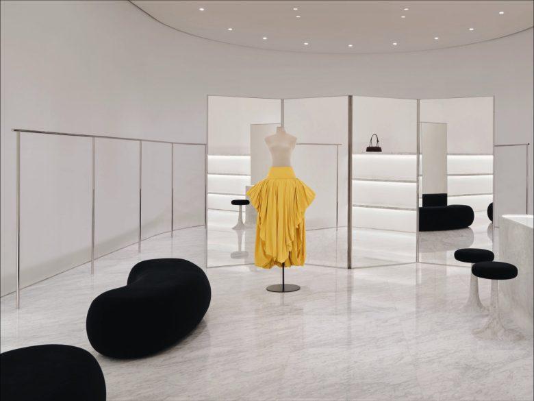 Манекен с платьем в магазине ALAÏA