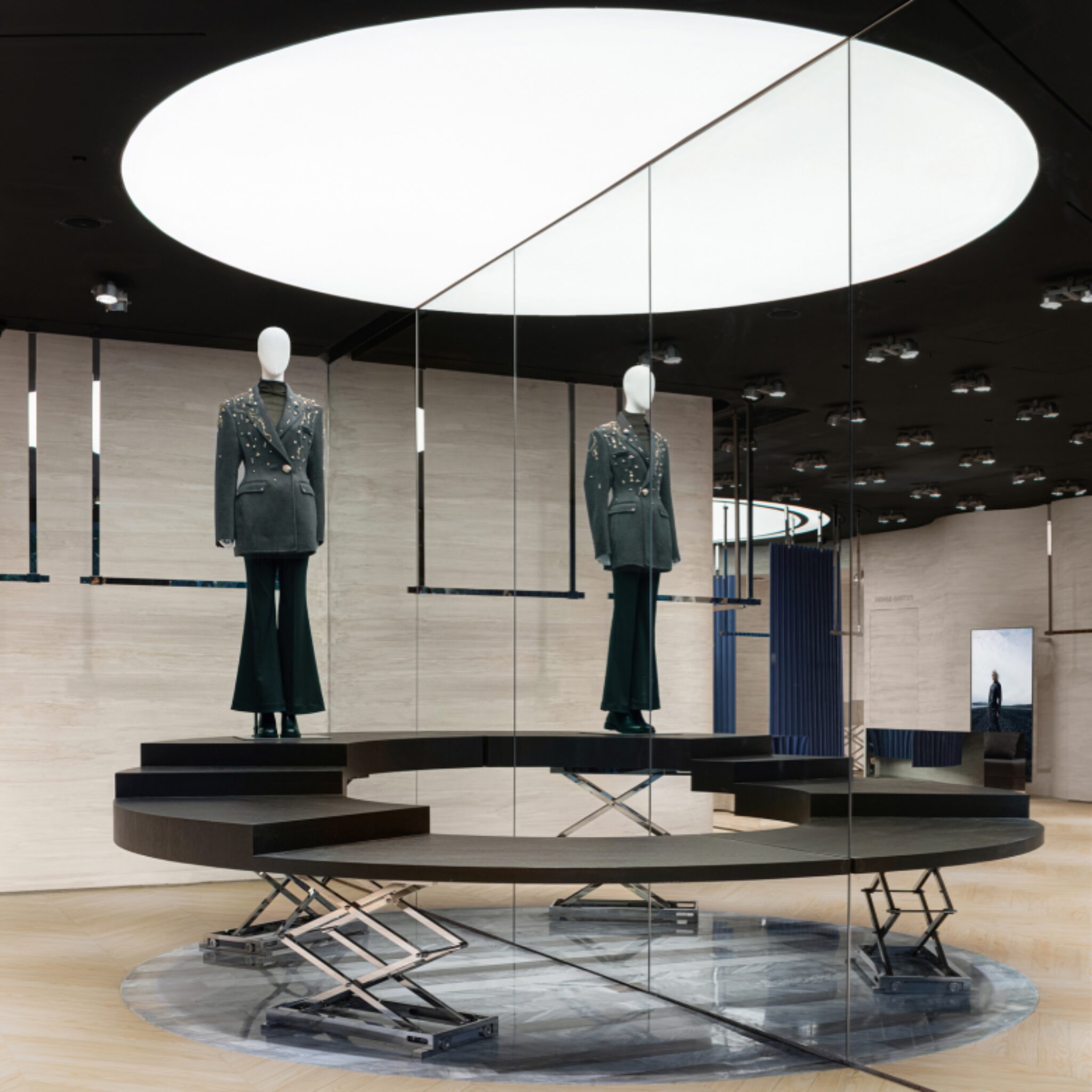 Манекены на круглой платформе под световым кольцом MITHRIDATE store
