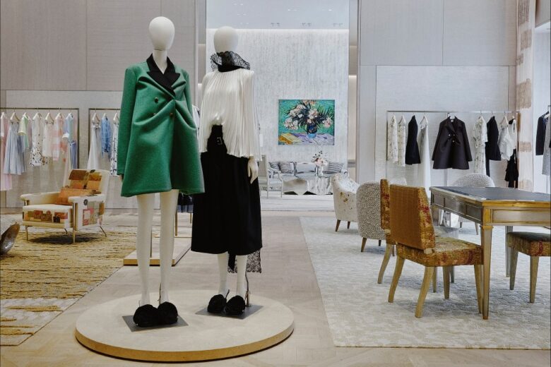 Манекены в бутике Dior