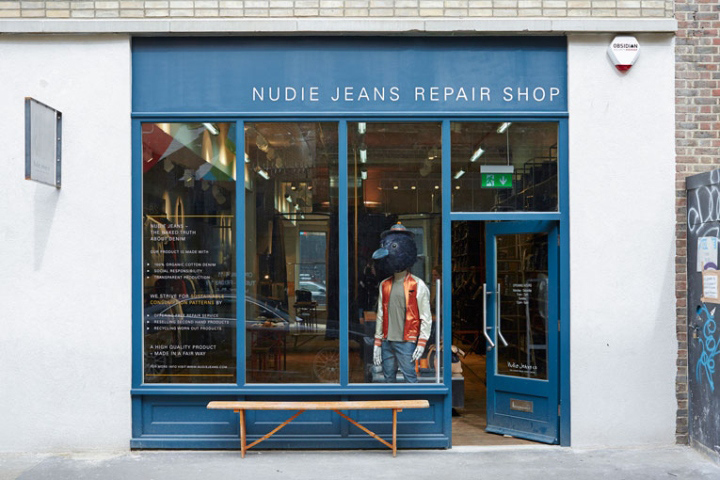Дизайн ателье: вход в мастерскую джинсовой одежды Nudie Jeans Repair в Лондоне