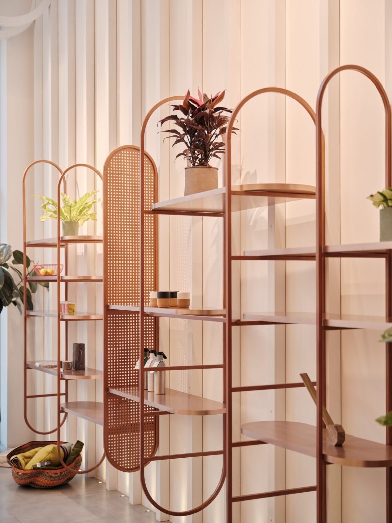 Медные стеллажи с декором и растениями Aila Lifestyle