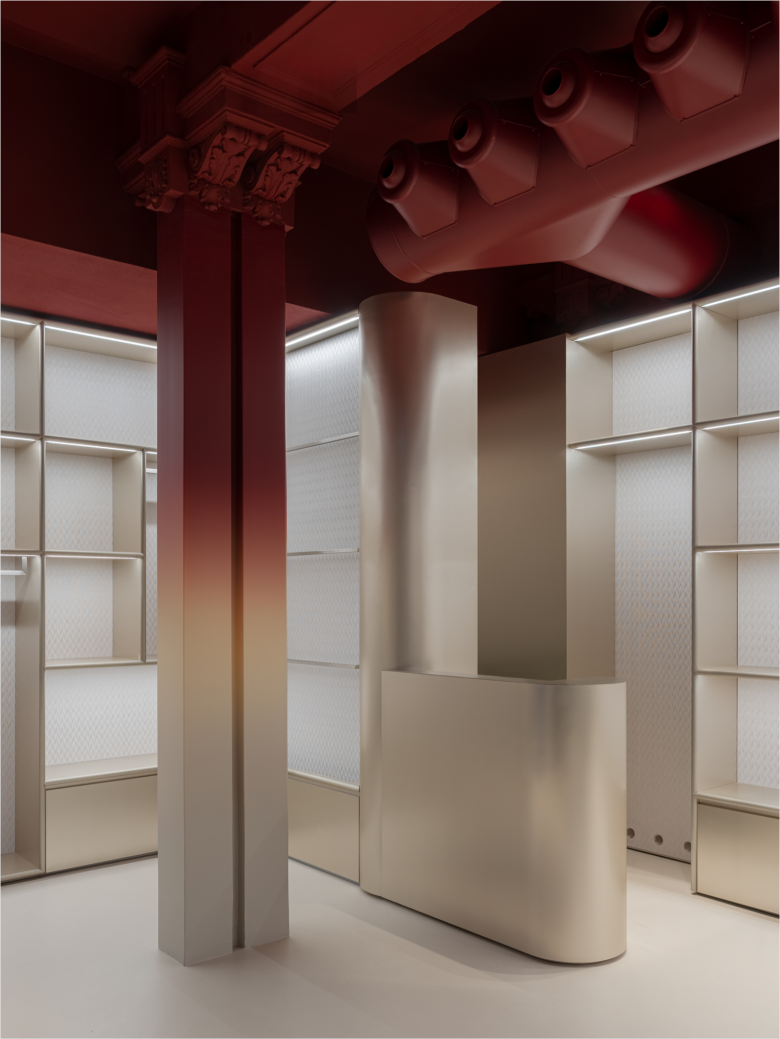 Металлическая стойка и колонна в магазине Missoni Store