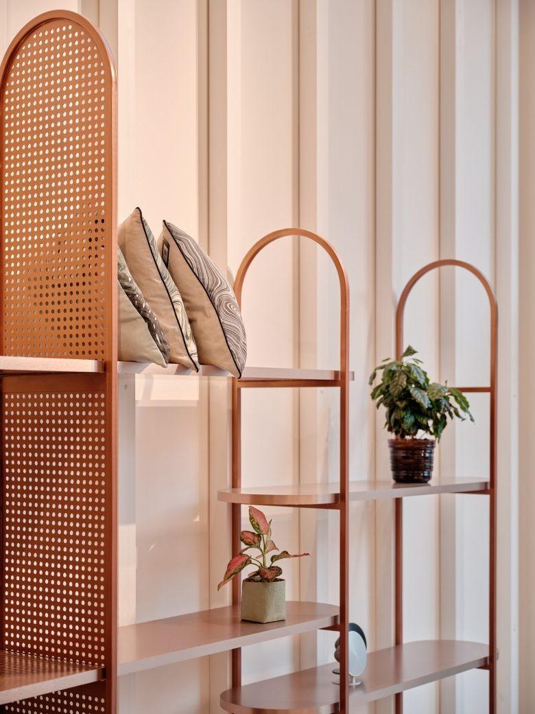 Металлические стеллажи с декором в магазине Aila Lifestyle