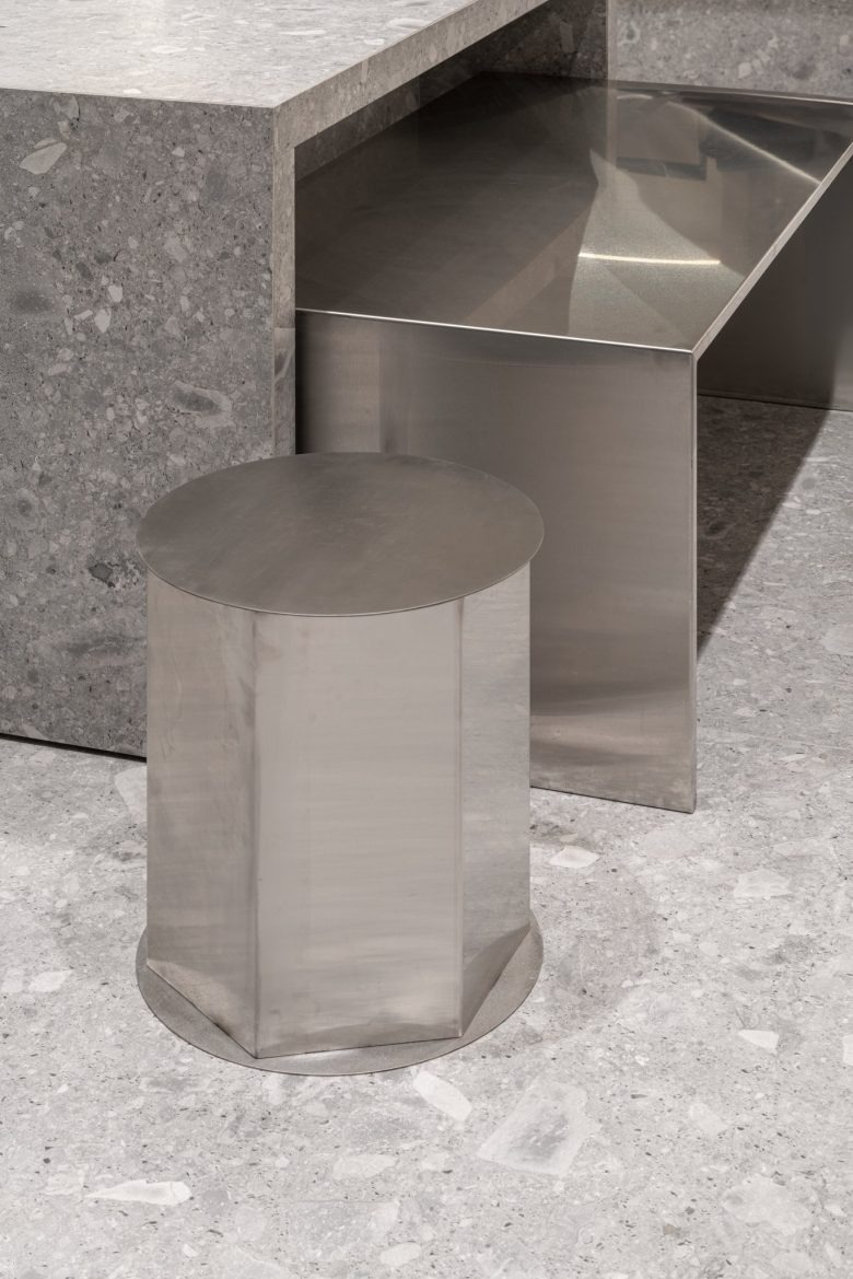 Металлический табурет у каменной лавки SEBO – Minimalism Meets Technology