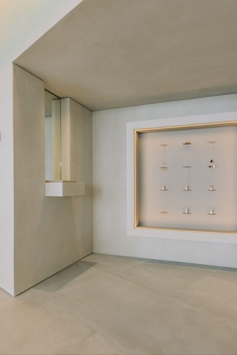 Минималистичная ниша с ювелирной витриной Polène store