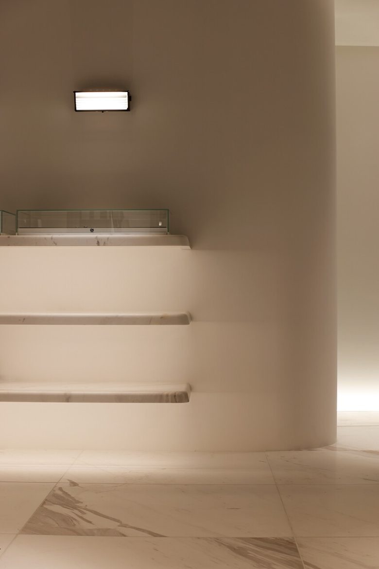 Минималистичная витрина Le GRAND CLOSET de PARIGOT _ MAN