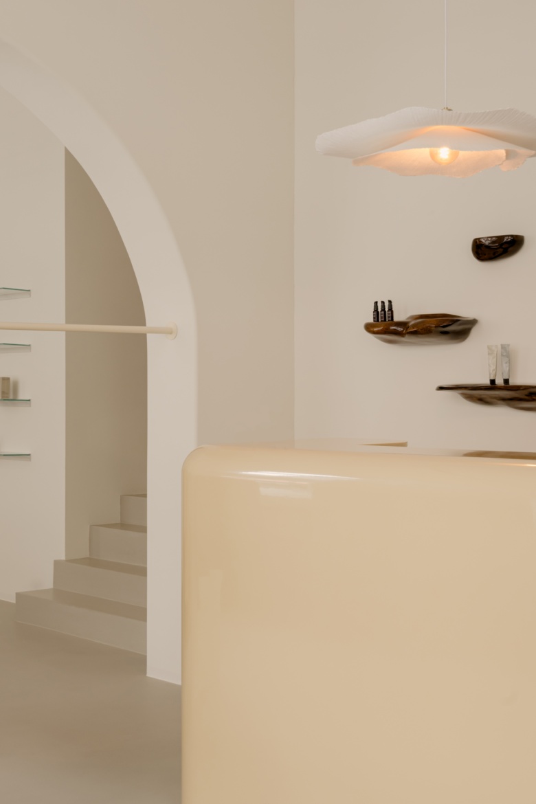 Минималистичная зона с аркой и светильником Bohèmi Soul store