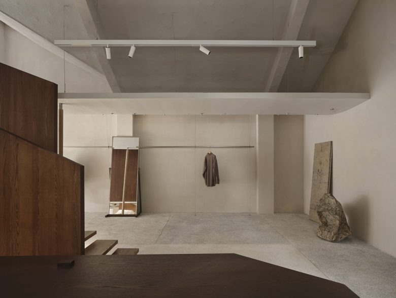 Минималистичная зона с экспозицией одежды Moment Boutique Store