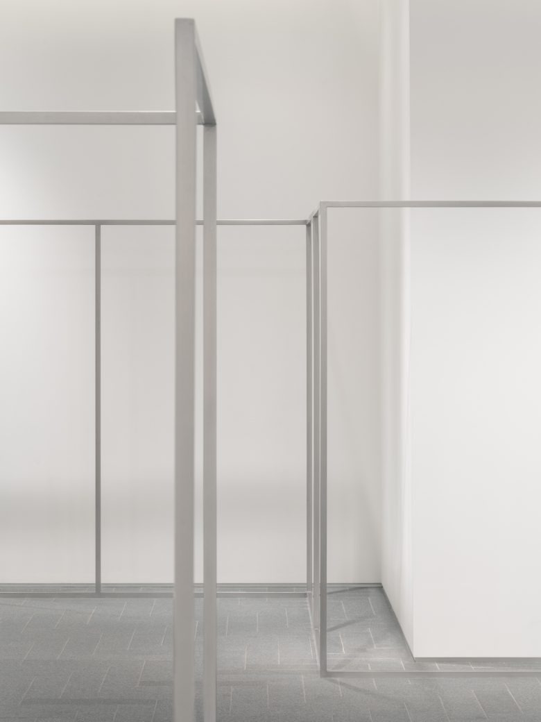 Минималистичные металлические конструкции в зале A SURNAME store