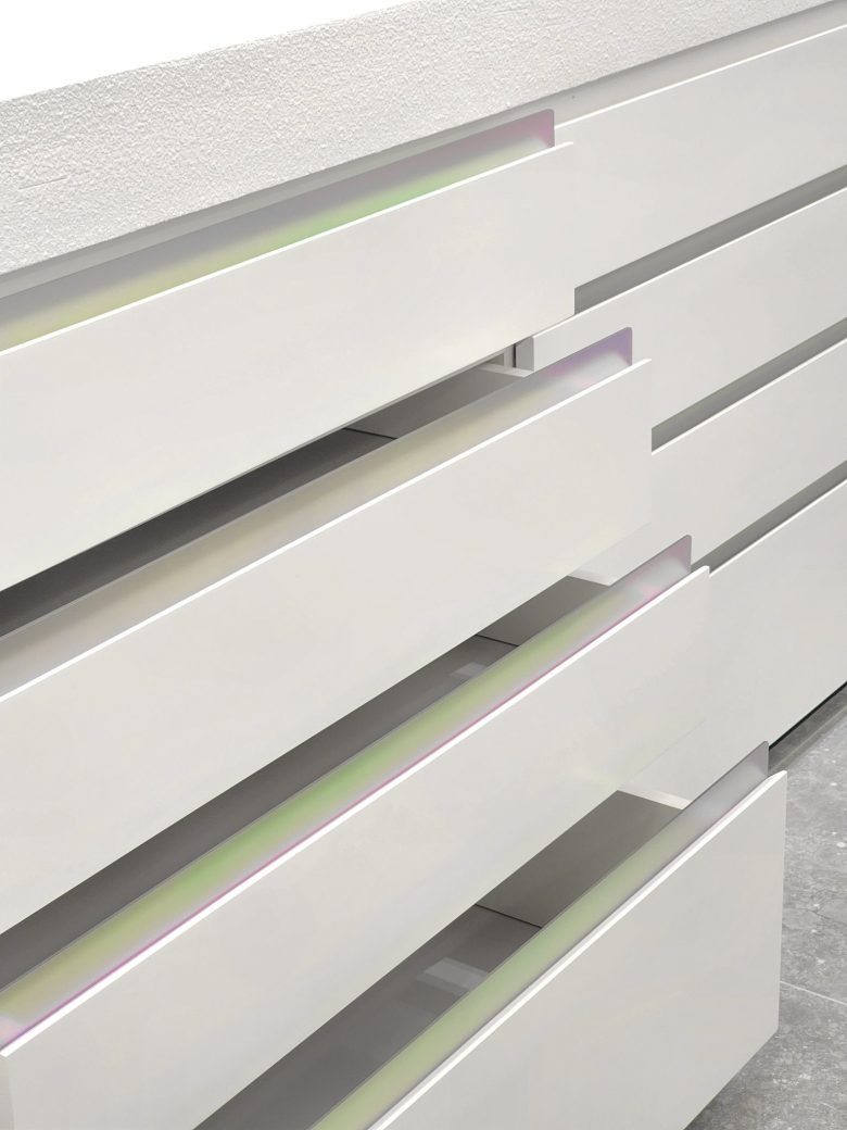 Минималистичные выдвижные ящики с радужным эффектом AREMAR jewelry Showroom