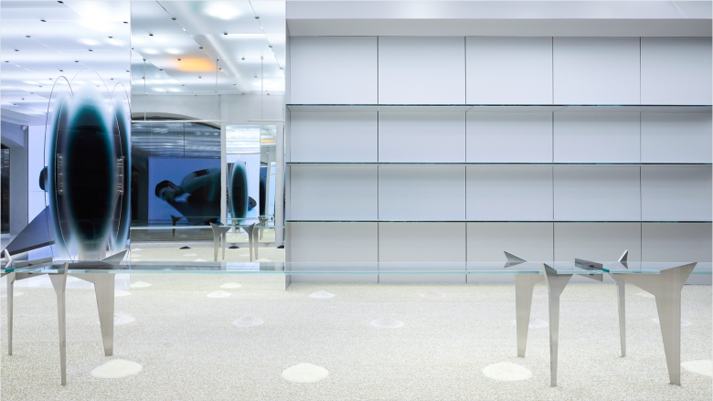 Минималистичный интерьер магазина с футуристической инсталляцией ADERERROR store