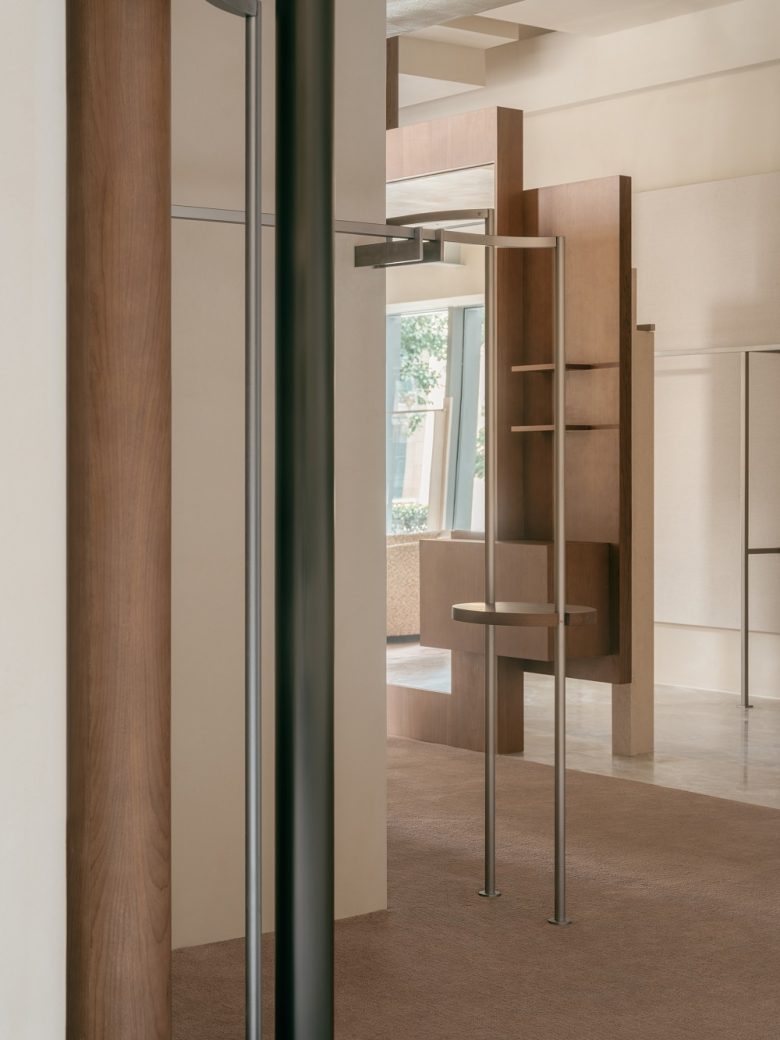 Минималистичный интерьер магазина с вертикальными элементами Бутик No Such Thing