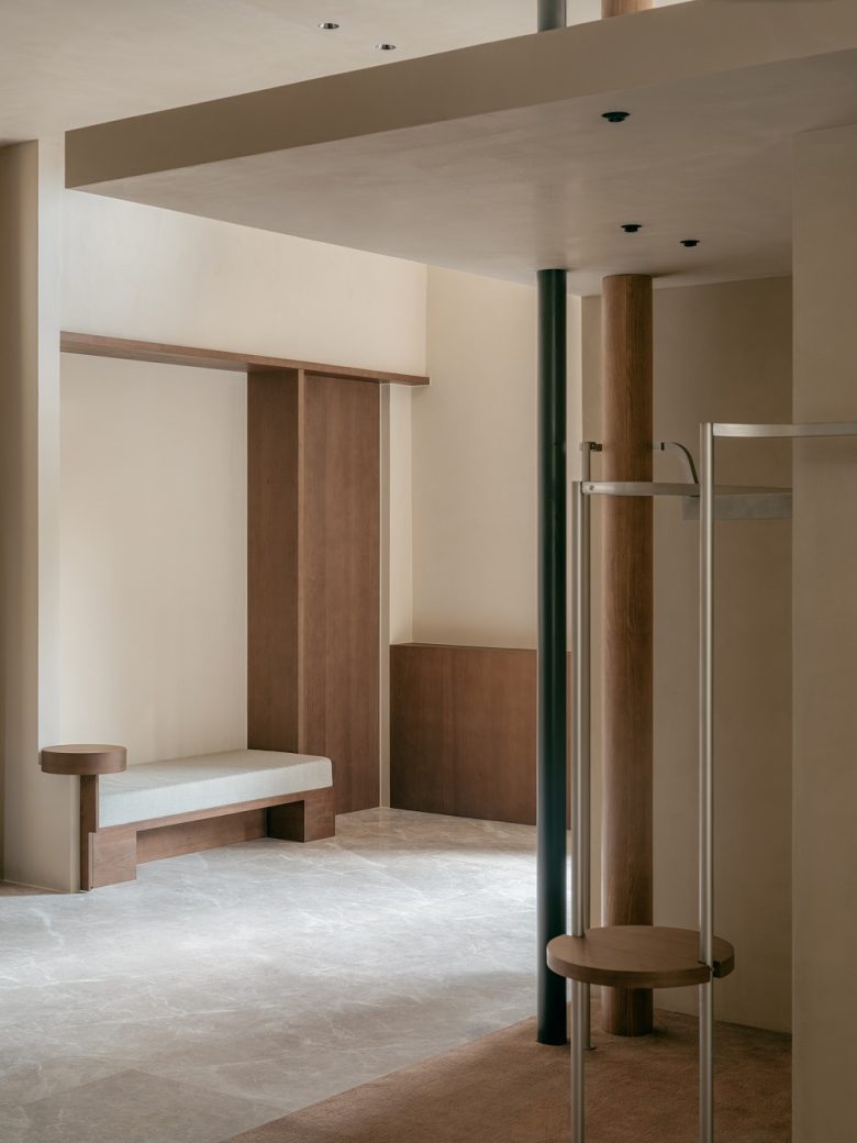 Минималистичный интерьер магазина с зонами примерки Бутик No Such Thing