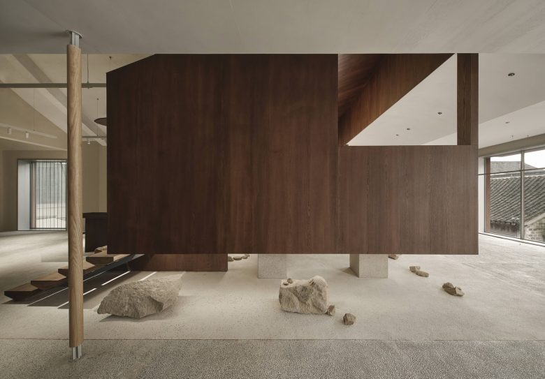 Минималистичный интерьер с подвесной деревянной конструкцией Moment Boutique Store