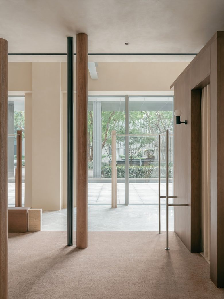 Минималистичный интерьер торгового зала Бутик No Such Thing