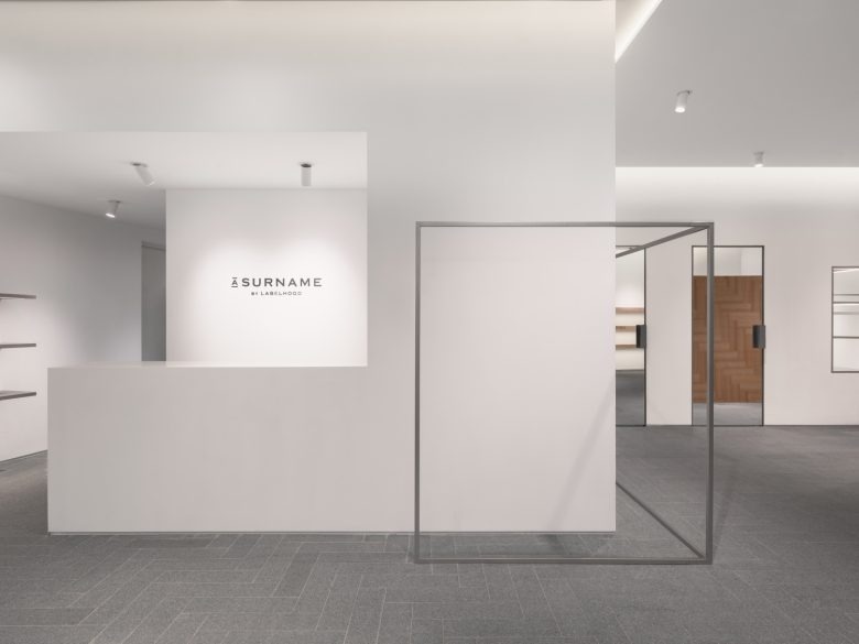 Минималистичный зал магазина с логотипом A SURNAME store