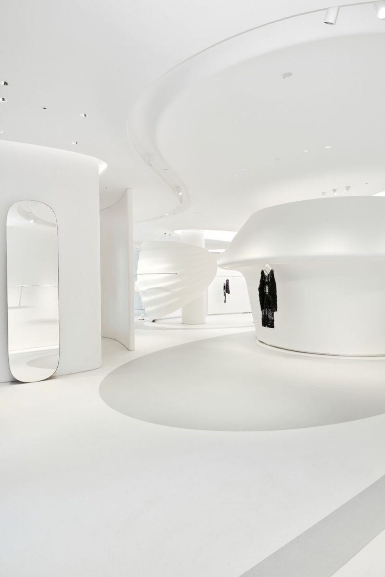 Минималистичный зал с овальными стенами и витринами Marisfrolg Showroom