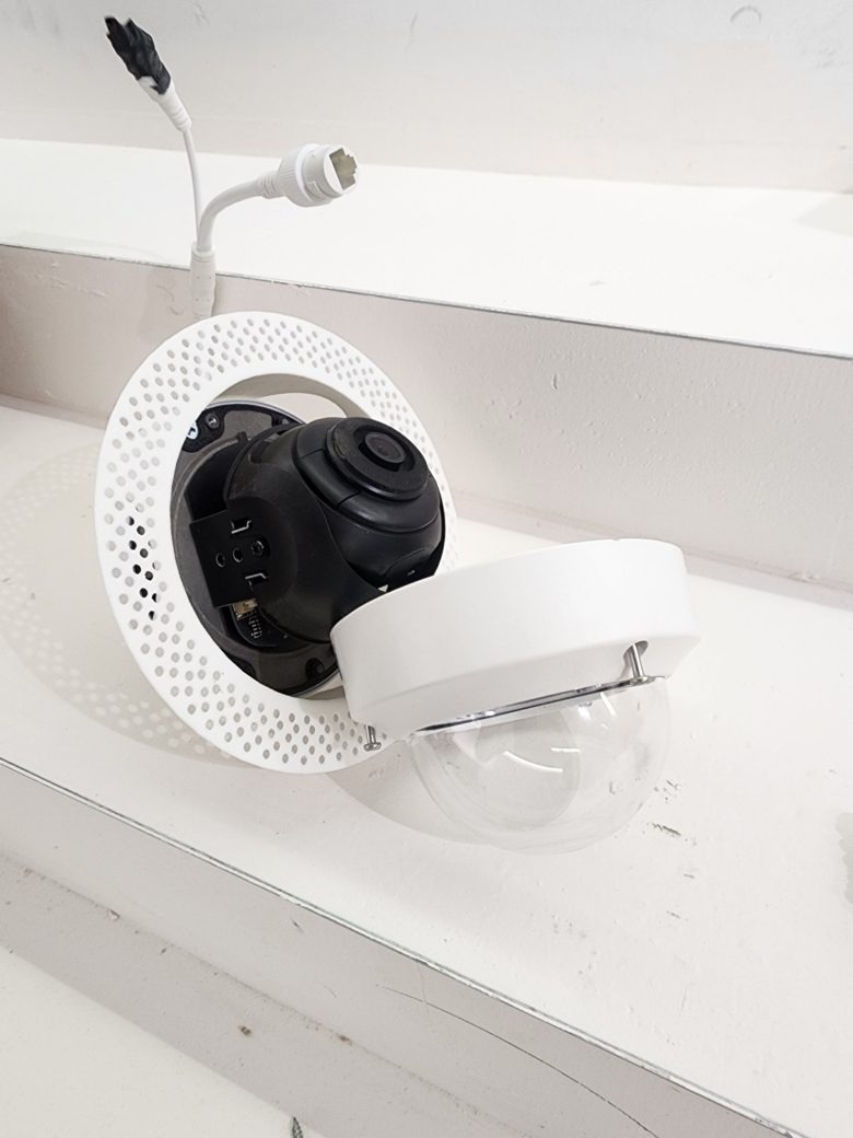 Монтаж камеры наблюдения на потолке AREMAR jewelry Showroom