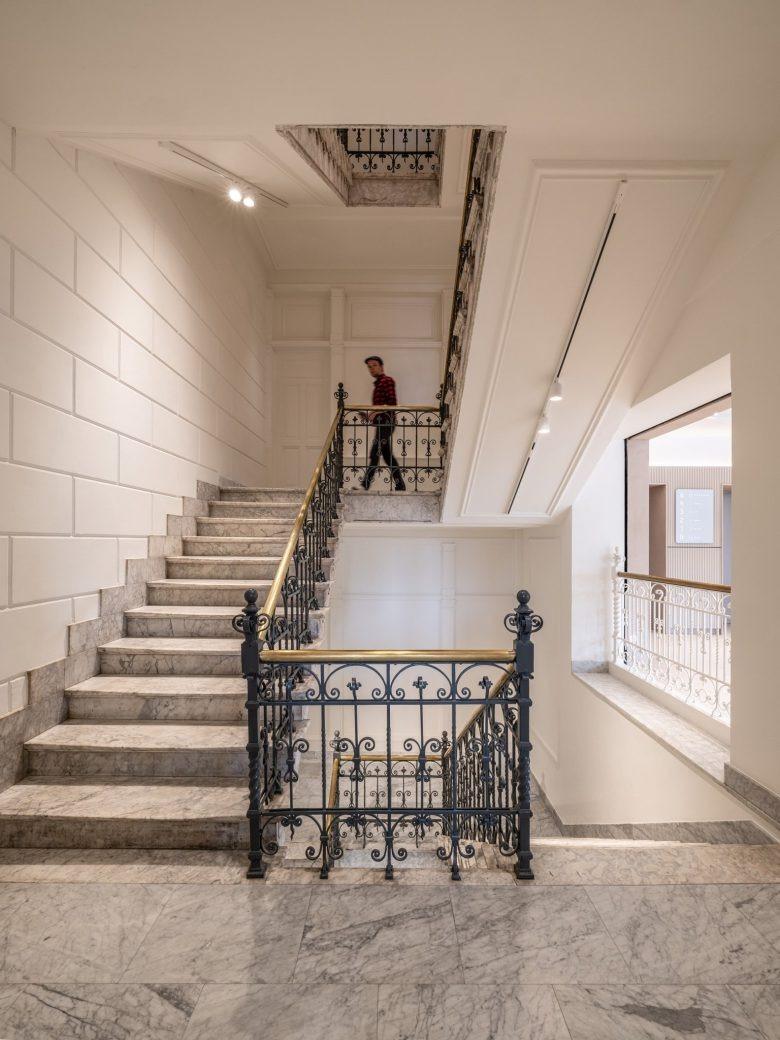 Мраморная лестница NIO House Amsterdam