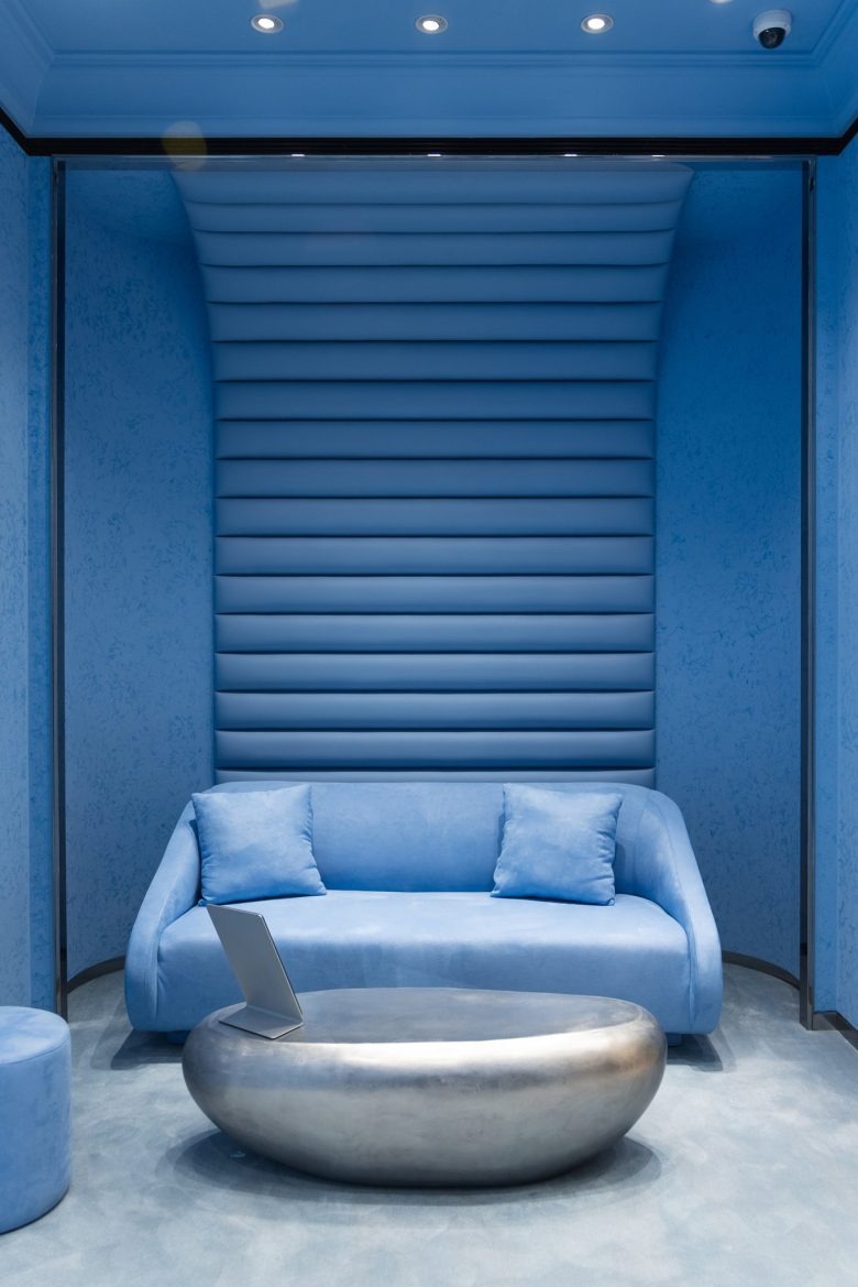 Мягкий диванчики и столик Wristcheck Wynn Macau