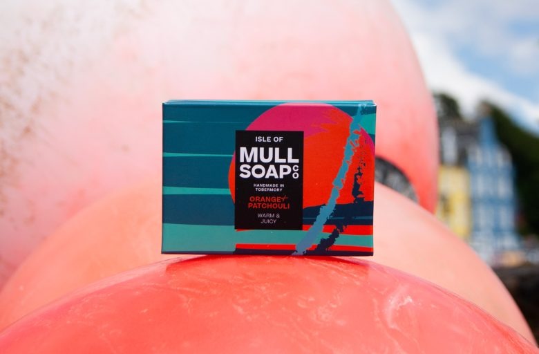 Мыло на фоне яркой скульптуры на улице Isle Of Mull Soap